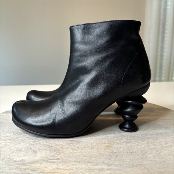 John Fluevog Elizabeth Black Leather Ankle Boots Sculpted Heel Women’s Size 7.5 - Picture 2 of 12